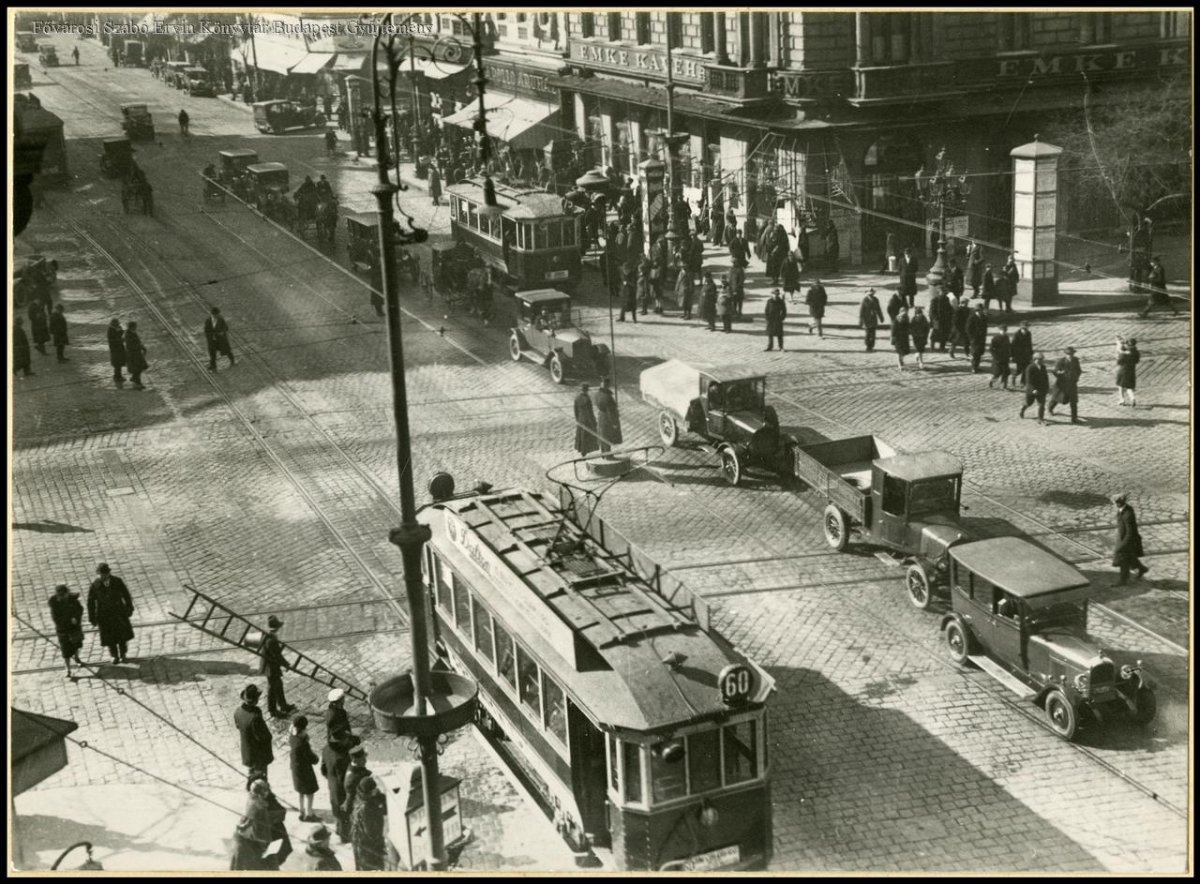 A rendőrök a lámpák megjelenésével is maradtak, csak a munkájuk vált egyszerűbbé (Fotó: FSZEK, Budapest Gyűjtemény) e0951b65-f49f-4e2a-ac88-811aca580a28.jpg