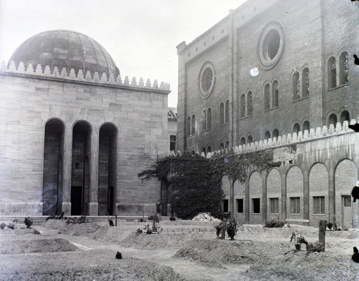 Tömegsírok a Dohány utcai zsinagóga kertjében 1945-ben (Fotó: Fortepan/Képszám: 116652) gettó dohány utcai zsinagóga tömegsírok fortepan_116652.jpg