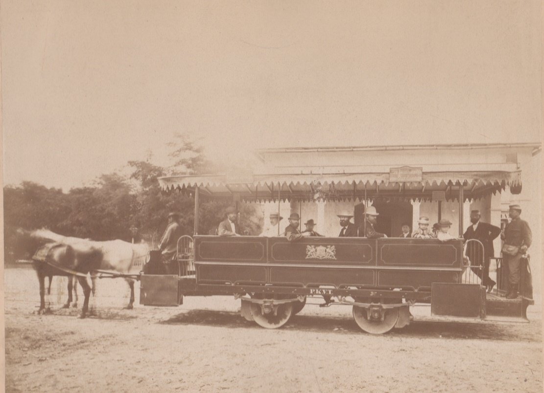 Nyitott lóvasúti kocsi az 1870-es évekből (Forrás: Magyar Műszaki és Közlekedési Múzeum, ltsz: TFGY 11166) MMKM_TFGY_11166_v.jpg