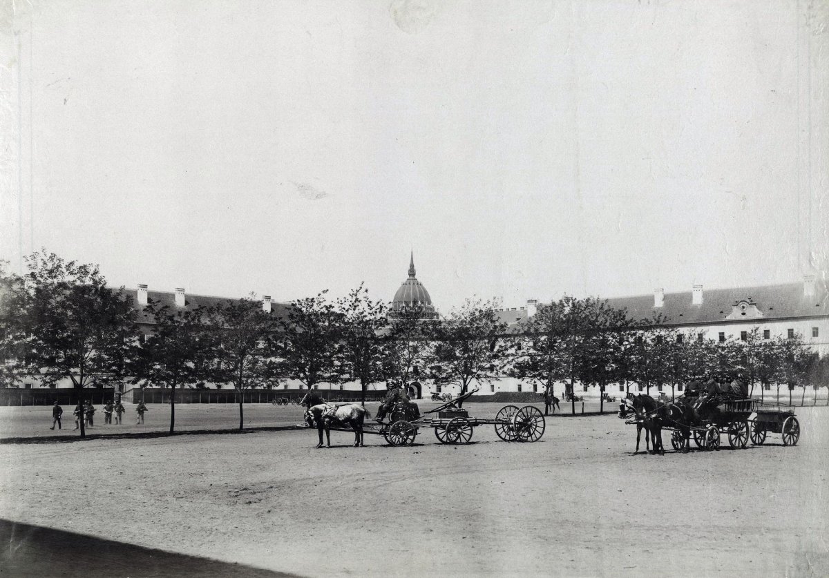 Az újépület belső nagy udvara egy 1896-os fotón. A gőzkocsit itt mutatták be, de az udvart nem tudta körbeautózni (Fotó: Fortepan / Budapest Főváros Levéltára. Levéltári jelzet: HU.BFL.XV.19.d.1.08.048) fortepan_82573.jpg
