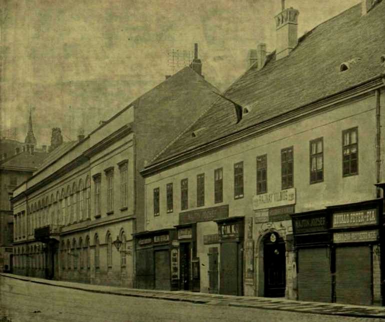 Deák Ferenc Egyetem téri otthona 1875-ben, mellette balra a Károlyi-palota (Forrás: Wikipédia) párt-7 (1).jpg