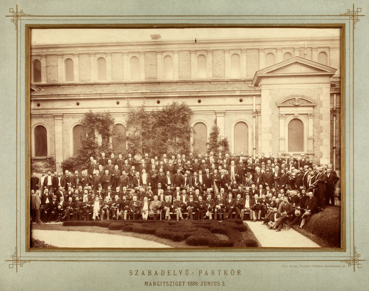A Szabadelvű Párt országgyűlési képviselői 1899-ben (Forrás: Magyar Nemzeti Múzeum Történeti Fényképtár) párt-10.jpg