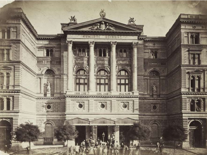 A Nemzeti Színház tól, ami akkor még a Rákóczi út 3. szám (1906-ig Kerepesi út 3. szám) alatt működött számos megrendelést kapott (Fotó: Fortepan/Budapest Főváros Levéltára. Levéltári jelzet: HU.BFL.XV.19.d.1.05.083) Screenshot 2025-05-27 18.03.18.png