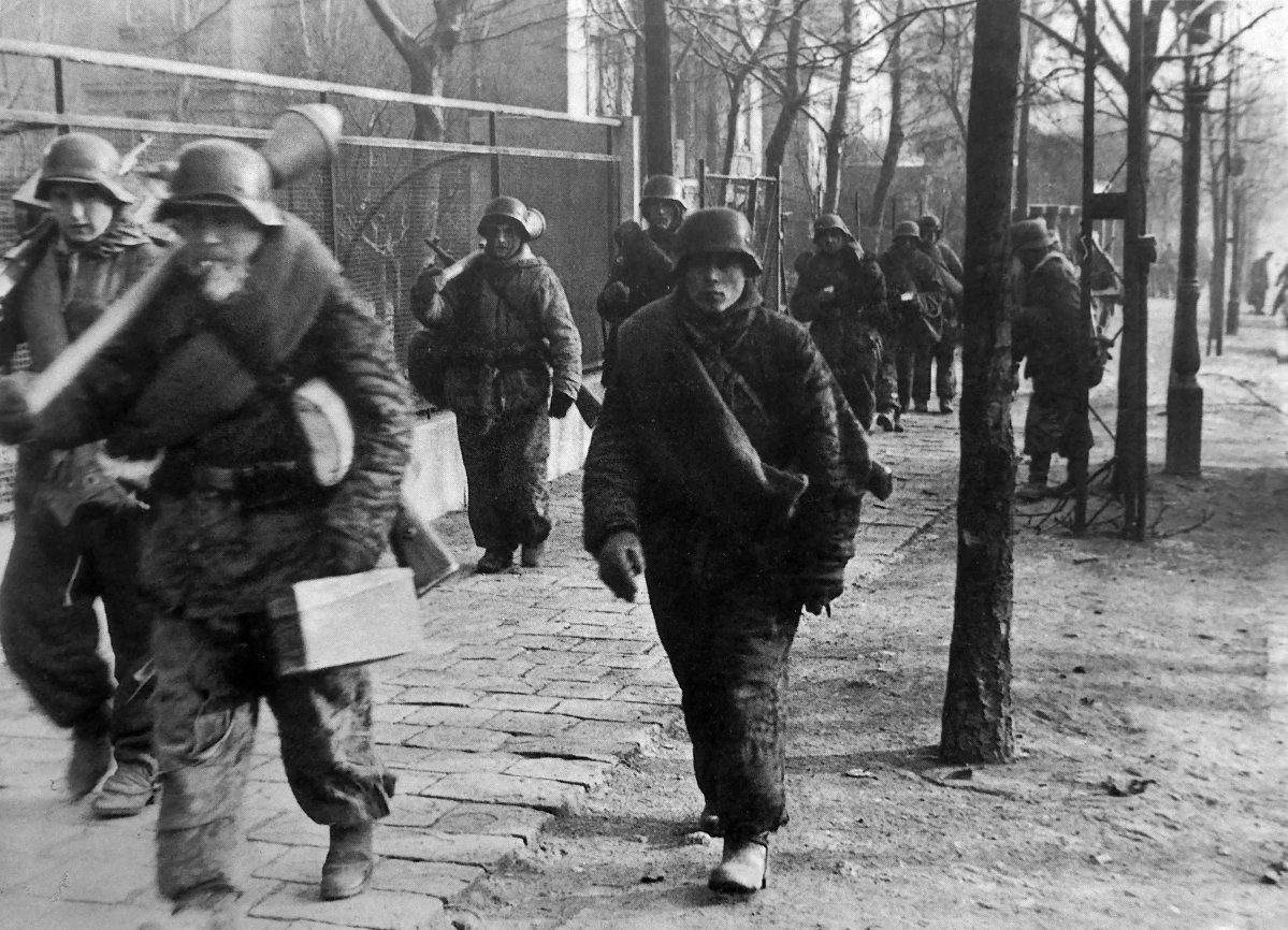 Német katonák 1944-ben, a II. kerületi Szilágyi Erzsébet fasorban (Fotó: Fortepan/Képszám 175118) fortepan_175118 (1).jpg