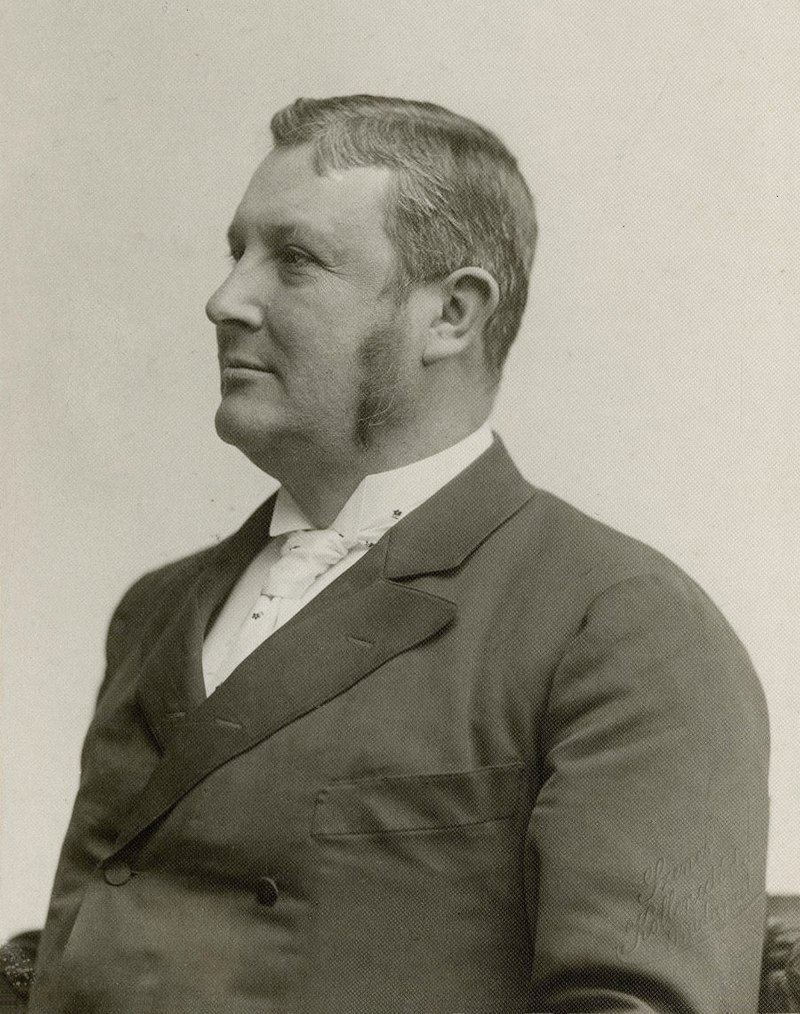 A megbízó Wekerle Sándor miniszterelnök, pénzügyminiszter (Wekerle Sándor Szenes Adolf képén 1894-ben) Wekerle_Sándor_portréja_v1_(Szenes_Adolf,_1894).jpg