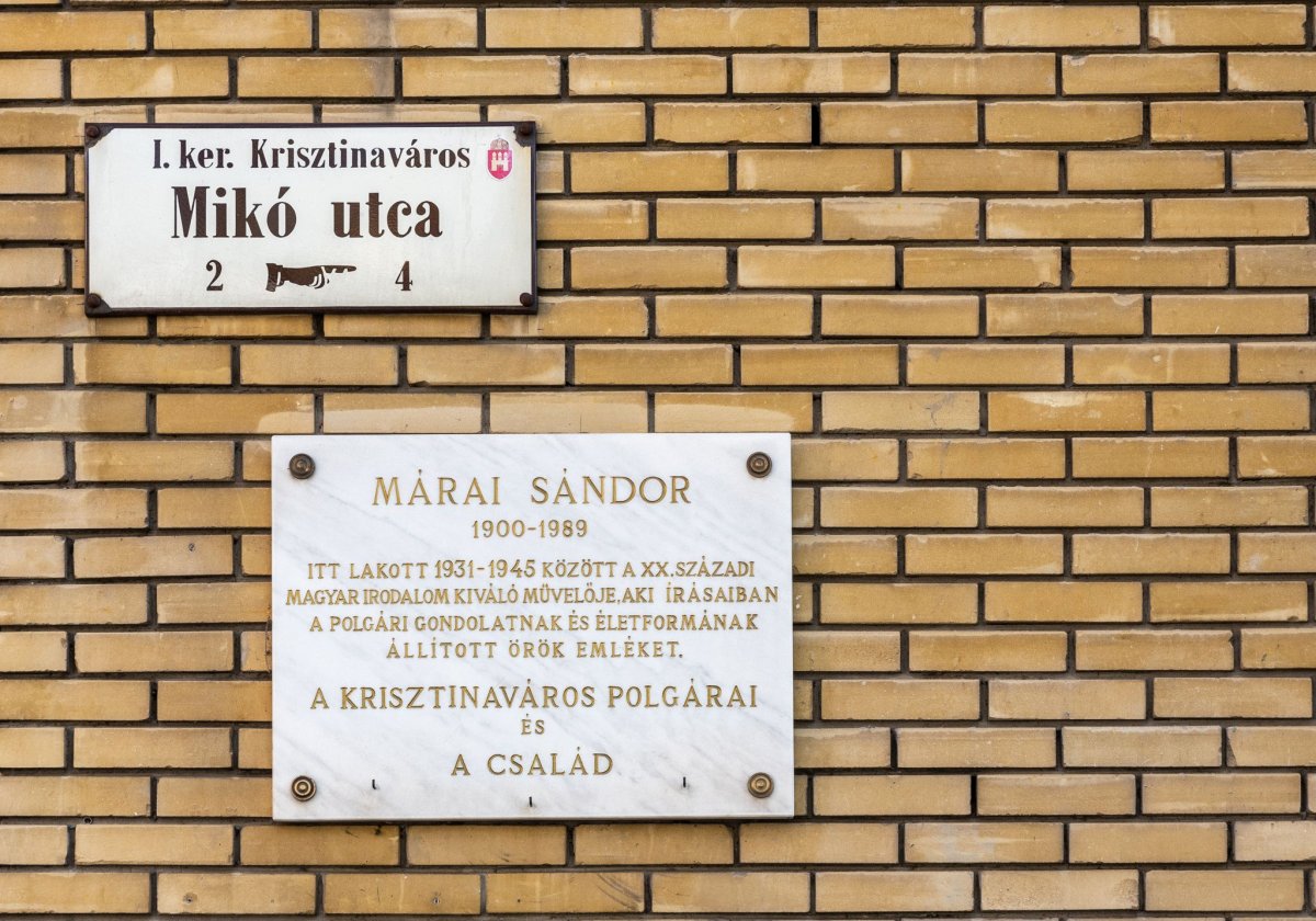 Emléktábla a Mikó utca 2. számú ház falán, az épület a II. világháború után készült, Márai lakóháza ugyanis megsemmisült (Fotó: Both Balázs/pestbuda.hu) márai_DSC_4435.jpg