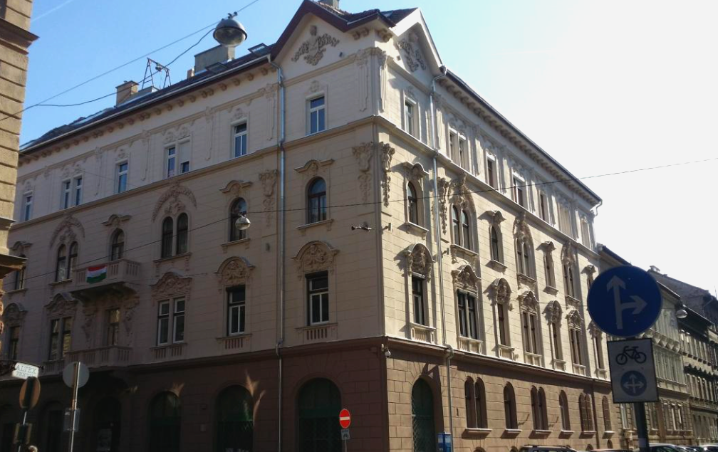 Schütz Rezső tulajdoosa és tervezője is volt a VII., Vörösmarty utca 14. szám alatti háznak (Forrás: erzsebetvaros.hu) Screenshot 2025-06-27 19.17.42.png