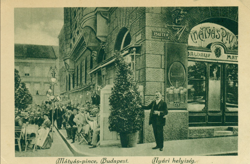 A Mátyás-pince korabeli képeslapon, előtte a tulajdonosával (Forrás: mkvm.hu) Screenshot 2025-06-28 07.46.36.png