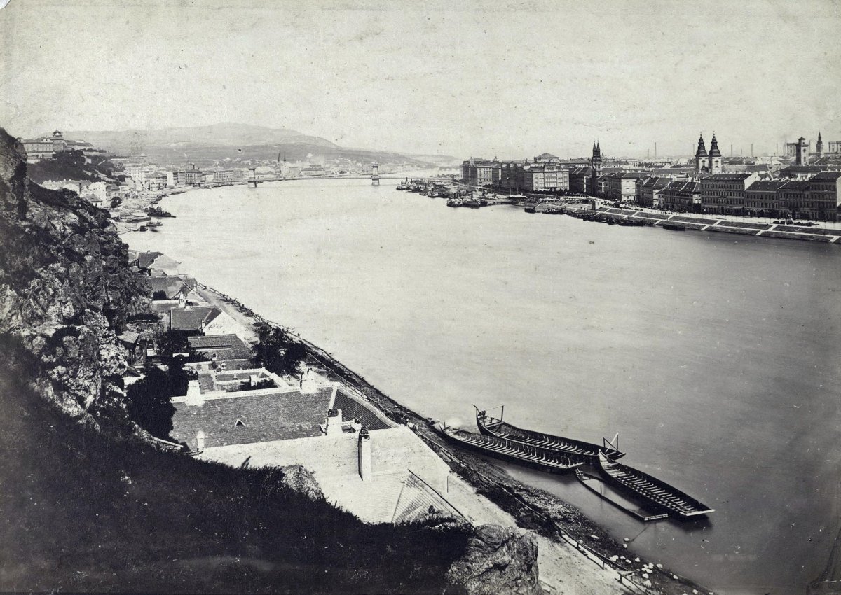 A hídvám elválasztotta Pestet és Budát (Fotó: Fortepan / Budapest Főváros Levéltára. Levéltári jelzet: HU.BFL.XV.19.d.1.05.055) fortepan_82110.jpg