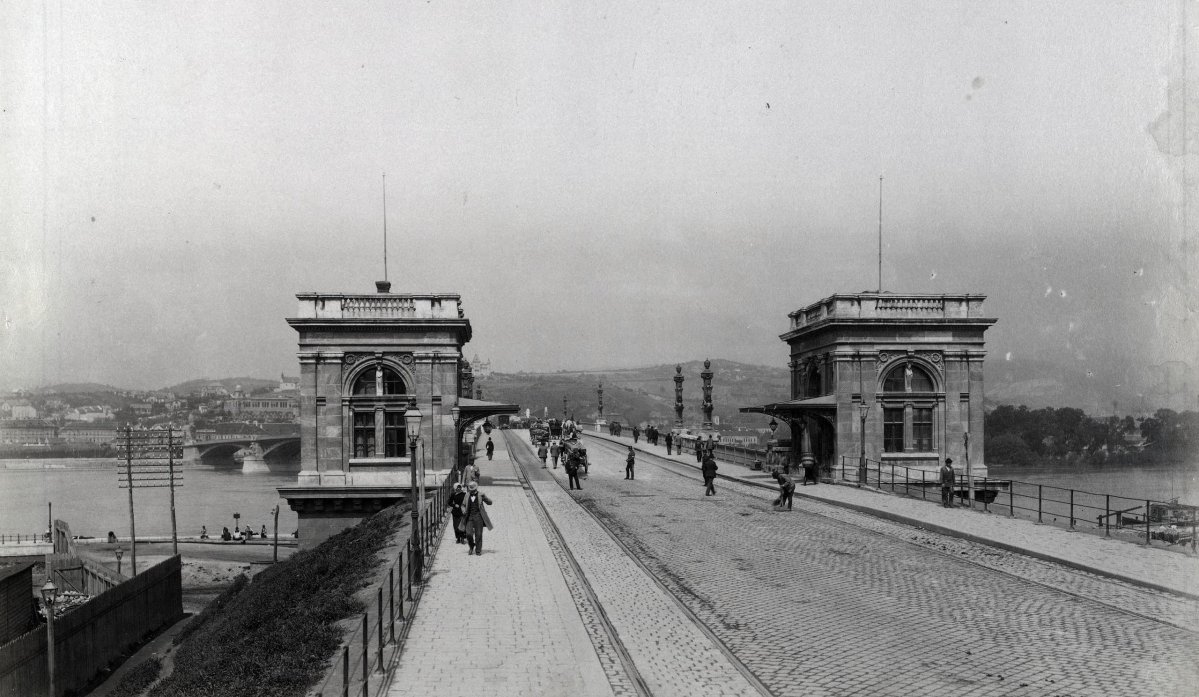 A hídvámot 1885-től csak Pestről Budára kellett kifizetni (Fotó: Fortepan / Budapest Főváros Levéltára. Levéltári jelzet: HU.BFL.XV.19.d.1.07.099) fortepan_82423.jpg