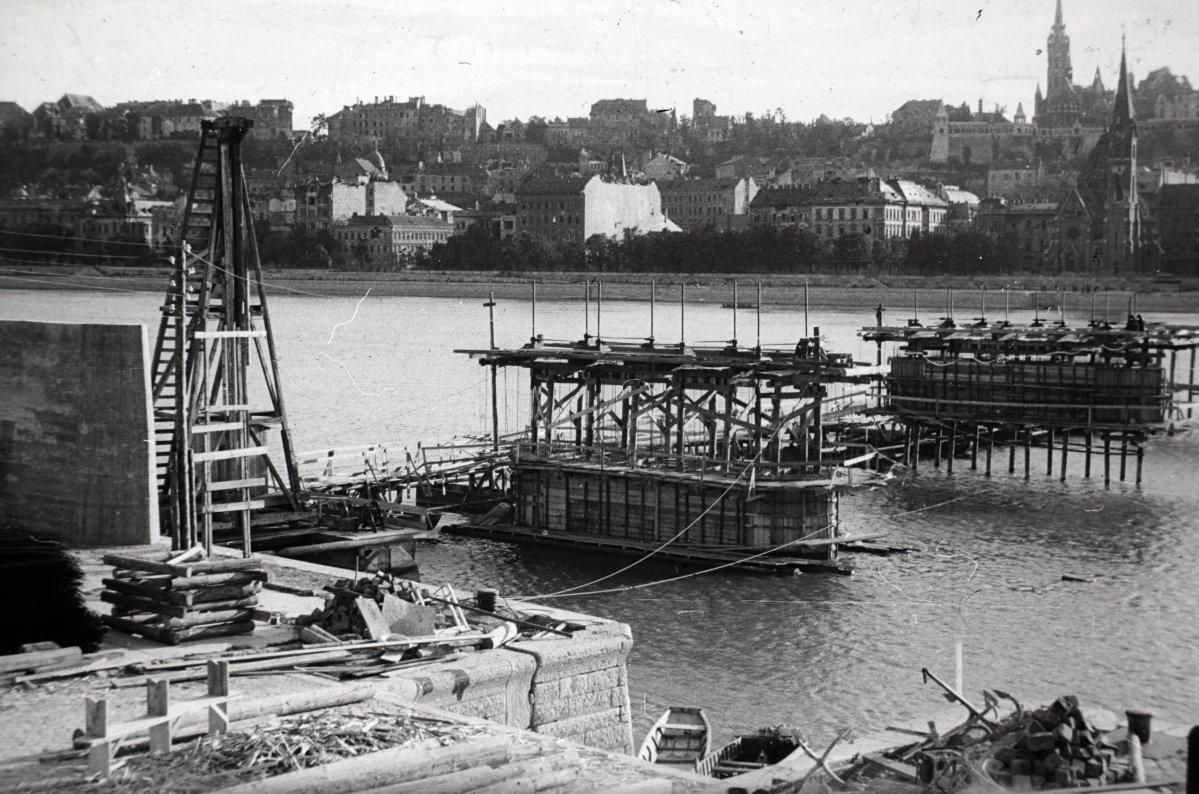 A Kossuth híd alapozása (Fotó: Fortepan/képszám 45573) fortepan_45573.jpg