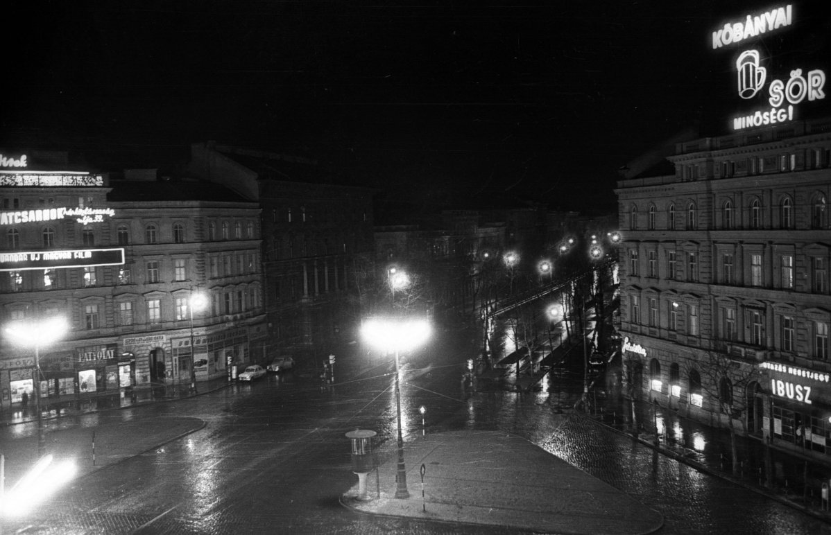 Az Oktogon 1959-ben. A képen jól látszik az az emelvény, ahonnan a rendőr kapcsolta a lámpákat (Fotó: Fortepan/képszám: 199691) fortepan_199691.jpg