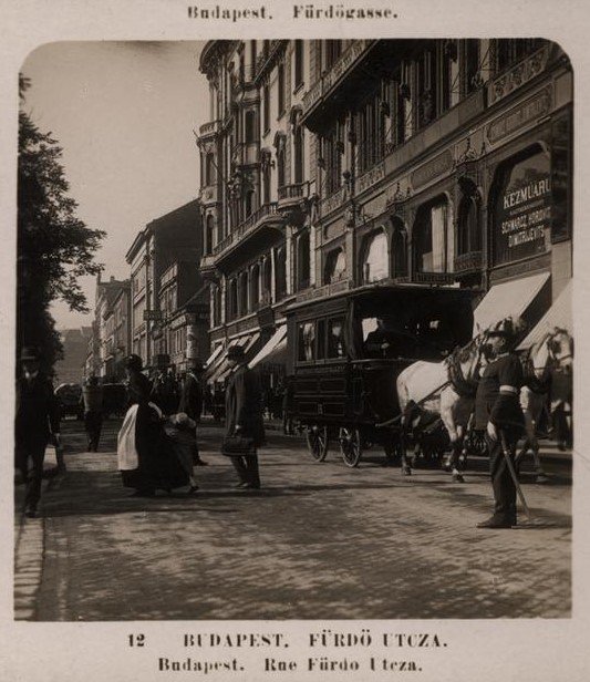A Fürdő utca az 1900-as évek elején, amelyben egykor a Kávéforrás és Kossuth lakása is állt (Forrás: FSZEK Budapest-Gyűjtemény) FSZEK_080140.jpg