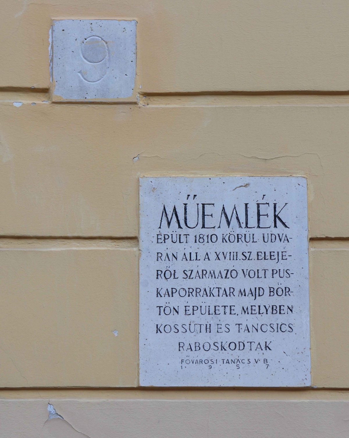 Emléktábla a Táncsics Mihály utca 9. szám ház falán (Fotó: Dubniczky Zsolt/pestbuda.hu) 39.jpg