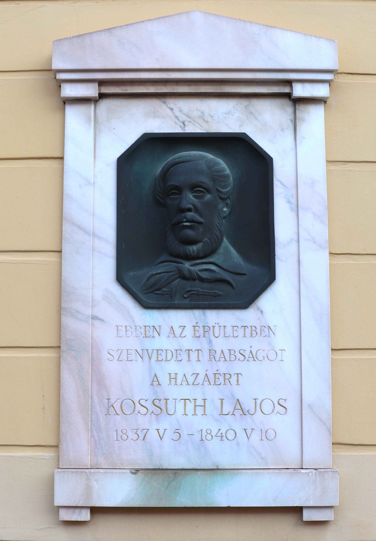 A Kossuth Lajos raboskodásáról 1940-ben elhelyezett emléktábla portréját Berán Lajos készítette (Fotó: Dubniczky Zsolt/pestbuda.hu) 40.jpg