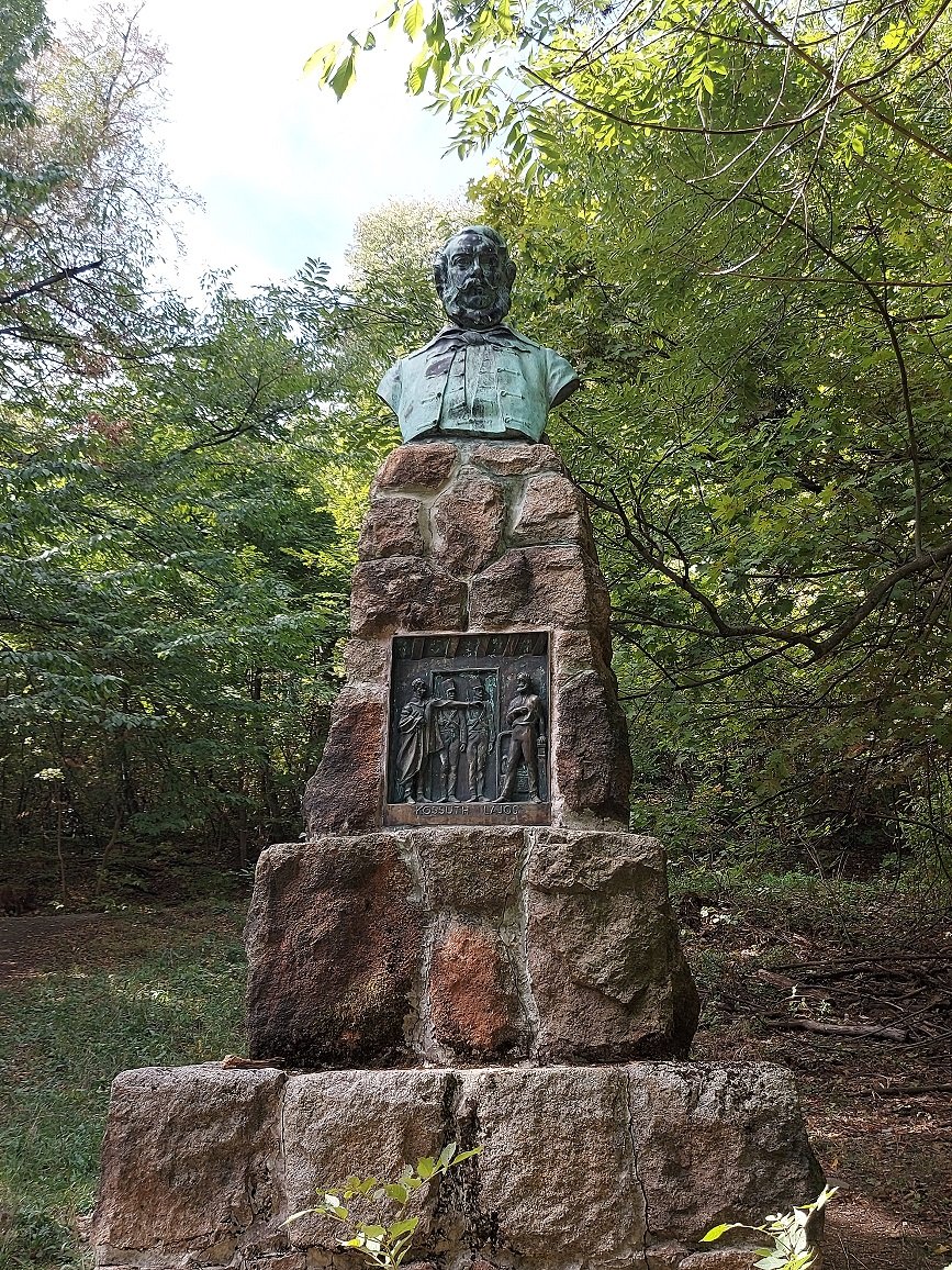 Kossuth Lajos emlékműve 1837-es letartóztatásának helyszínén, az egykori vendégfogadó közelében (Fotó: Földváry Gergely / pestbuda.hu) 20220915_110236.jpg
