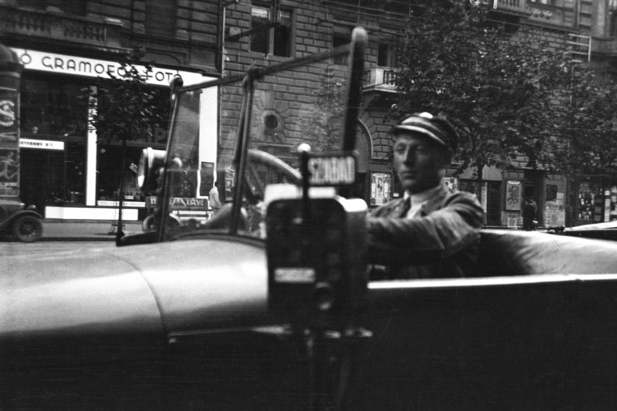 A taxikkal már nem bírták a versenyt (Fotó: Fortepan/képszám: 100457) fortepan_100457.jpg