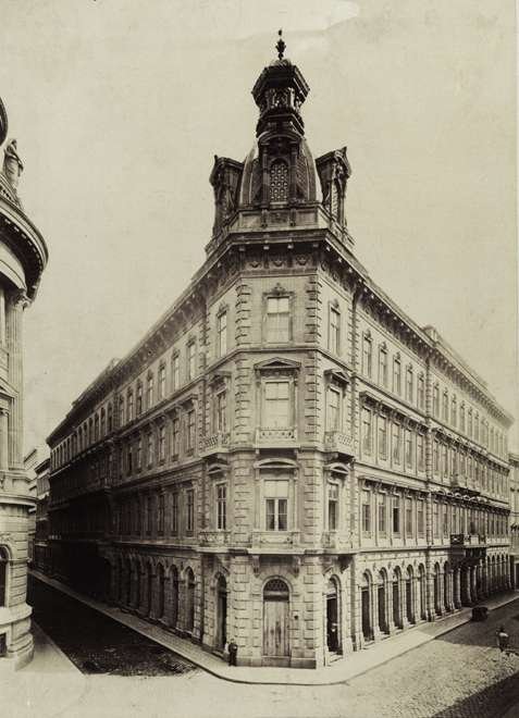 A Pesti Hazai Első Takarékpénztár székháza a Károlyi utca 12. alatt (Fotó: Fortepan/Budapest Főváros Levéltára. Levéltári jelzet: HU.BFL.XV.19.d.1.05.130) 02 első takarék.jpg