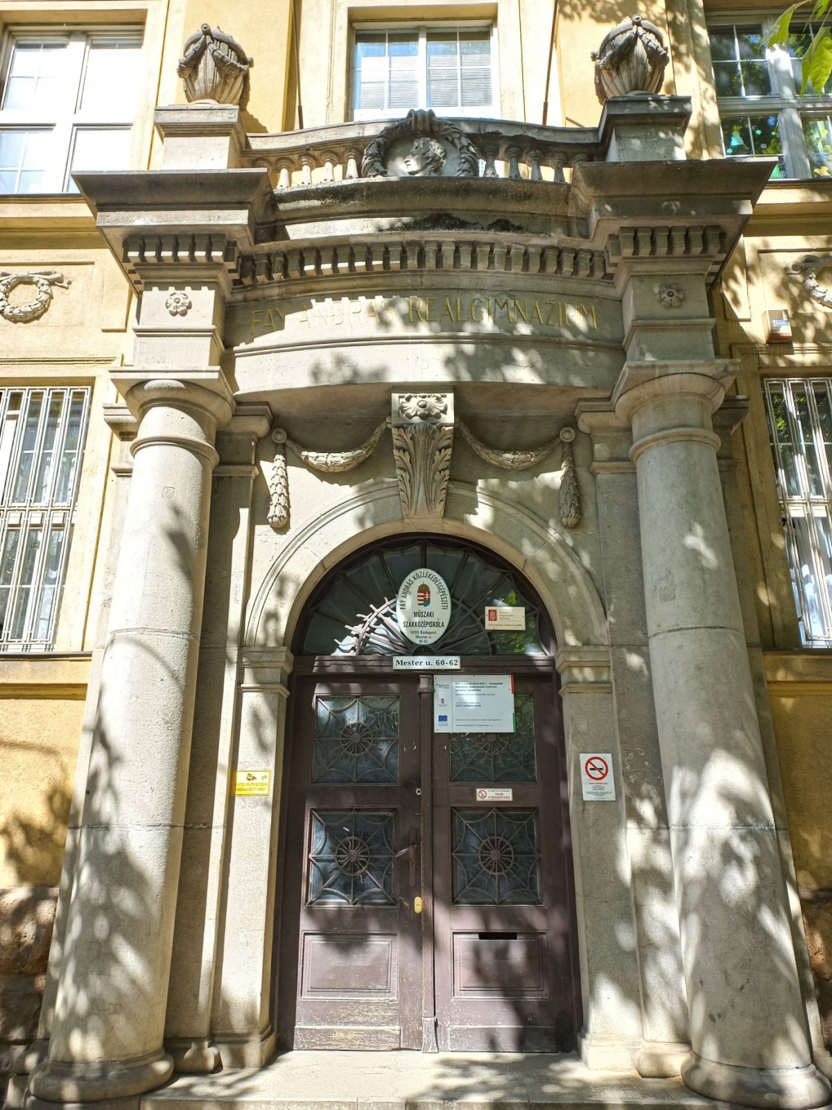 Az ízlésesen kialakított bejárat (Fotó: Dobó Dávid/pestbuda.hu) 06 fáy bejárat.jpg