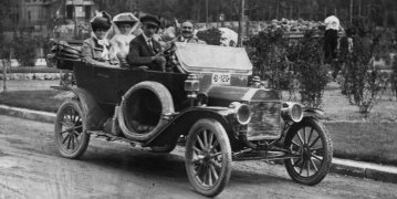 168366_egy_mar_megrendszabalyozott_auto_1915-ben.jpg