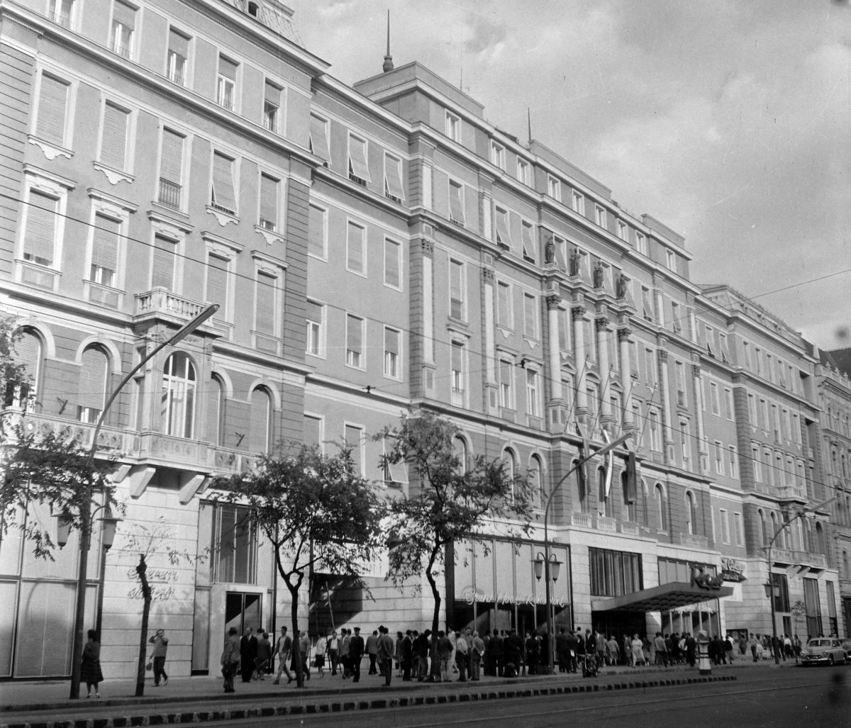 186020_fortepan_109240_nyito.jpg